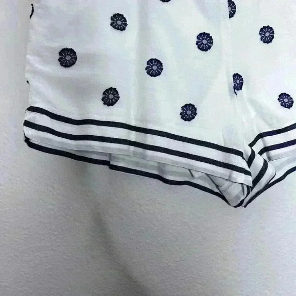Ann Taylor Loft White Floral 100% Cotton Shorts Size Medium Navy Blue - Picture 5 of 7